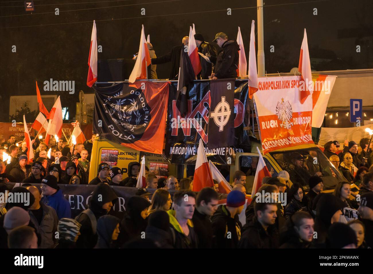 Wroclaw, Dolnoslaskie, Polonia. 11th Nov 2014. Piattaforma auto con striscioni e bandiere nazionali e di estrema destra lucidate durante la protesta. Il 11 novembre, Giornata dell'Indipendenza Polacca, è stata organizzata la Grande marcia dell'Indipendenza. I manifestanti chiedono un ritorno ai valori e all'identità tradizionali polacchi, invocando spesso il cattolicesimo e il nazionalismo come parti importanti della loro visione del mondo. Molti di loro sottoscrivono ideologie politiche di estrema destra e sono affiliati con organizzazioni come la rinascita nazionale della Polonia e gli hooligan polacchi della gioventù e del calcio. Tuttavia, va notato che non un Foto Stock