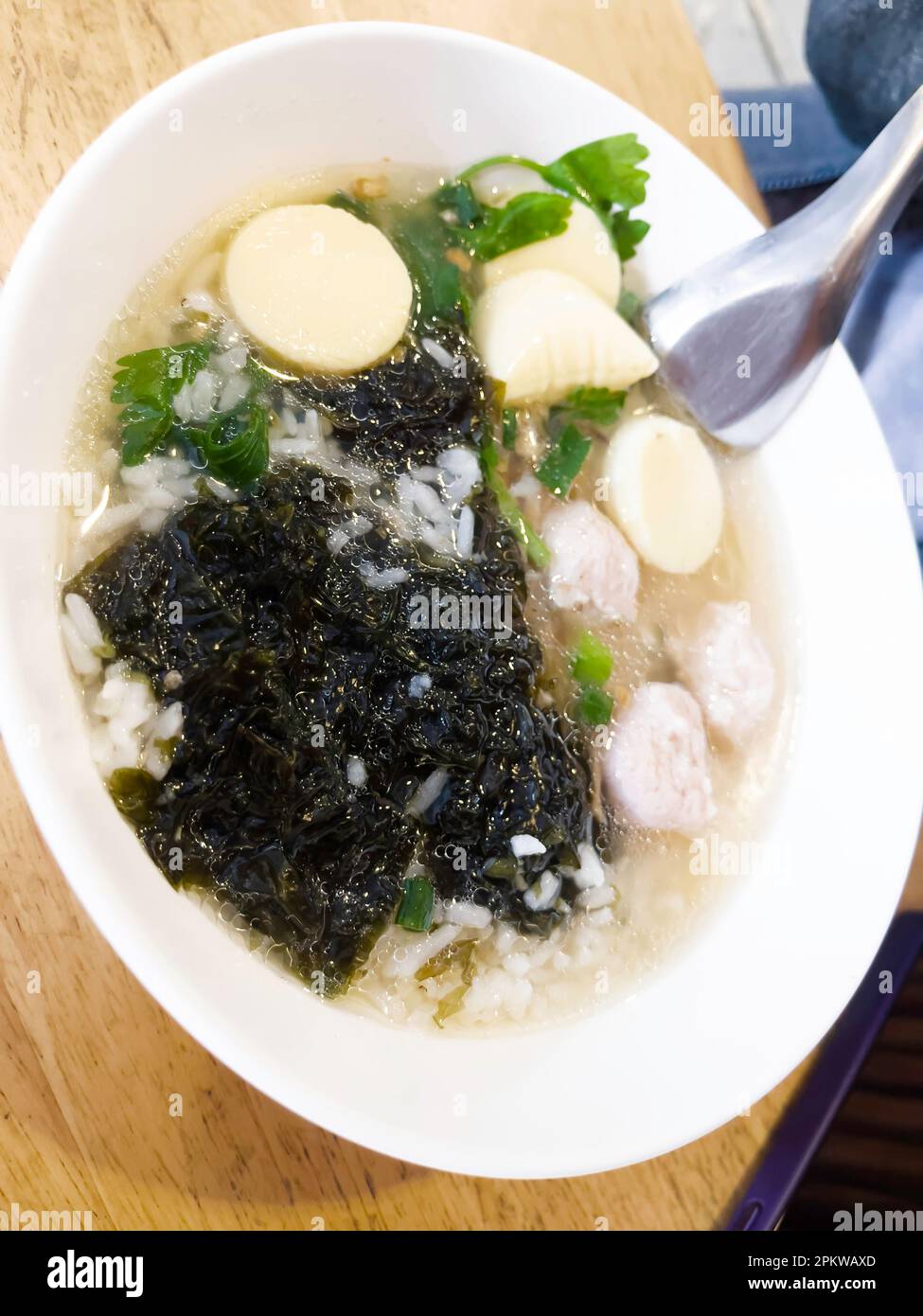 Zuppa di zuppa di alghe con tofu e maiale tritato, foto di scorta Foto Stock