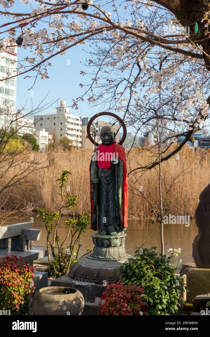 Tokyo, Giappone - 20 marzo 2023: Statua di bronzo di Gizo di fronte al tempio di Shinobazunoike Bentendo nel Parco Ueno, Tokyo, Giappone Foto Stock