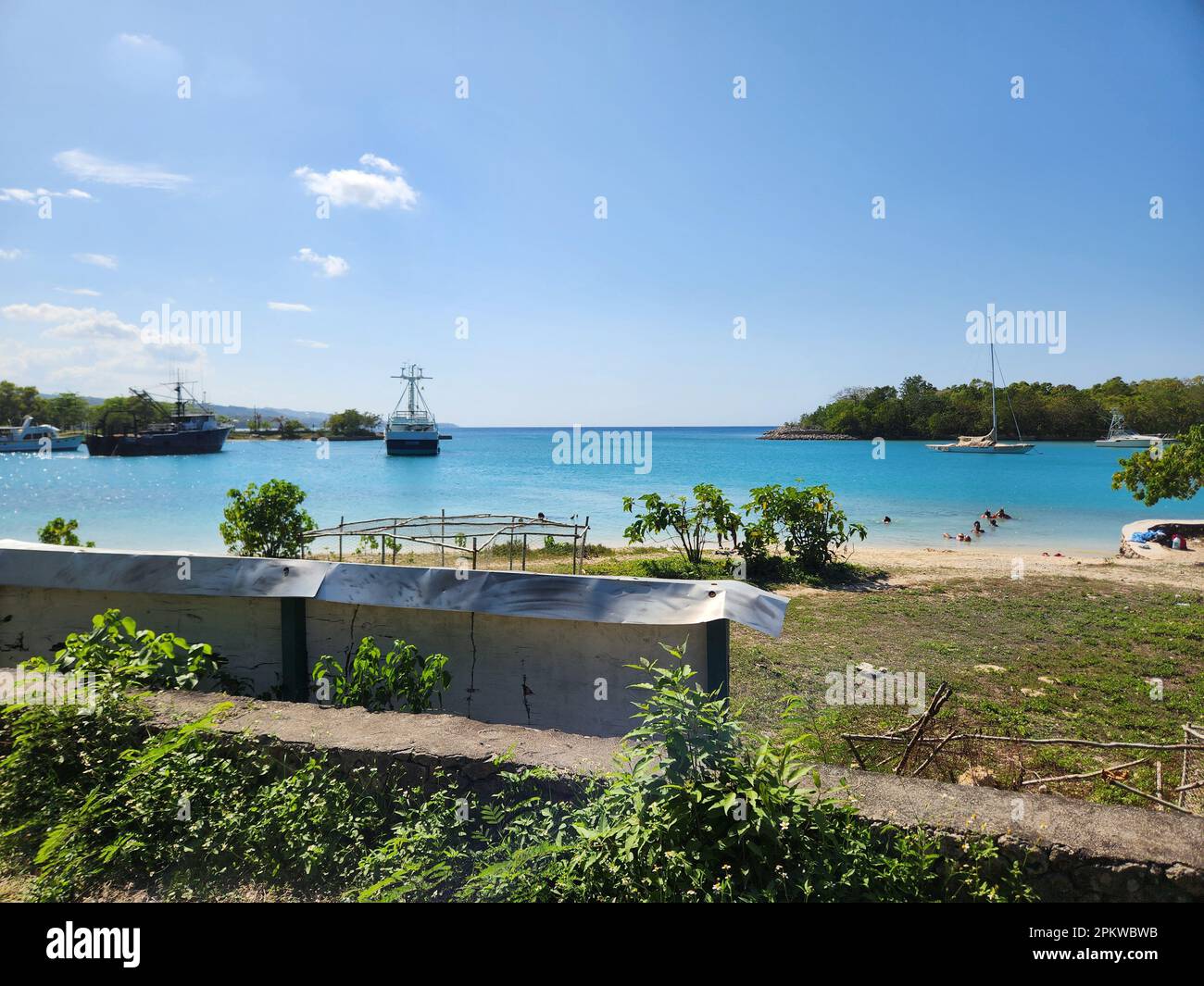 Oracabessa, Giamaica. 01st Apr, 2023. Su una spiaggia tra la spiaggia di James Bond e il resort Goldeneye nella città giamaicana settentrionale, alcuni residenti nuotano nel mare. GoldenEye è dove Ian Fleming scrisse i romanzi di James Bond. (A dpa-KORR 'Bond Origin Goldeneye: Le radici giamaicane del 007' nel 70th° anniversario della pubblicazione del romanzo 'Casino Royale') Credit: Nick Kaiser/dpa/Alamy Live News Foto Stock