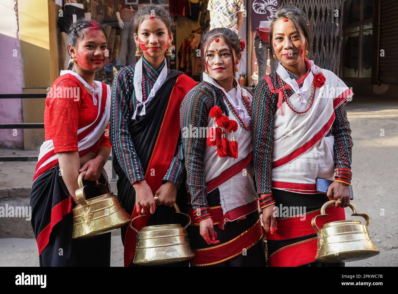 Kathmandu, Nepal. 9th Apr, 2023. Newar ragazze in abbigliamento tradizionale posa per le foto durante un festival culturale a Kathmandu, Nepal, 9 aprile 2023. Credit: Notizie dal vivo su Hari Maharjan/Xinhua/Alamy Foto Stock