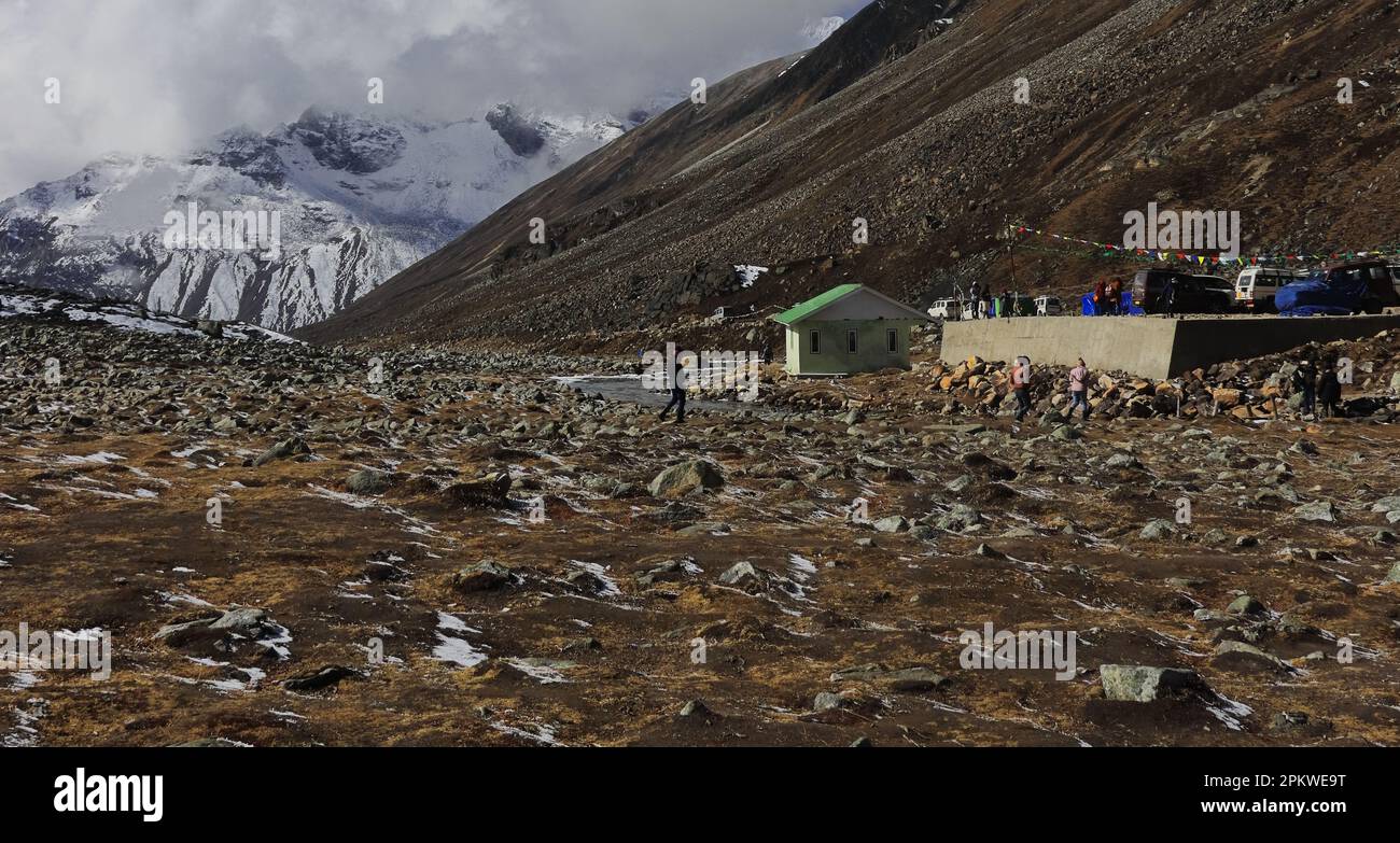 paesaggio alpino tundra e montagne innevate himalaya a punto zero o yumesodong valle nel nord sikkim, india Foto Stock