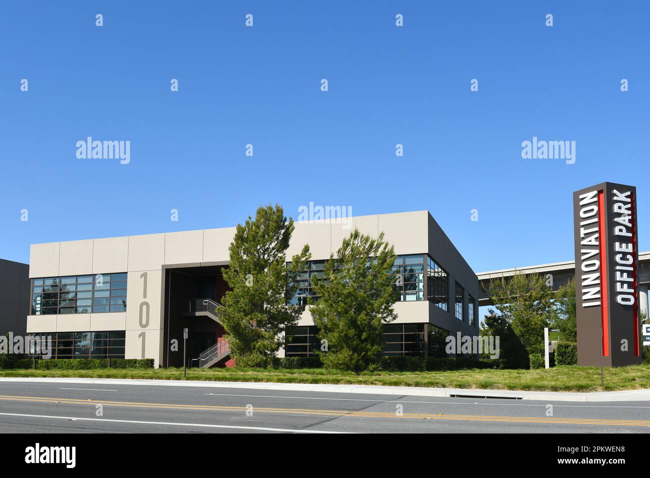 IRVINE, CALIFORNIA - 9 Apr 2023: L'Innovation Office Park, Un villaggio moderno che offre uffici creativi e un ambiente di lavoro sano design, costruzione in stile loft Foto Stock