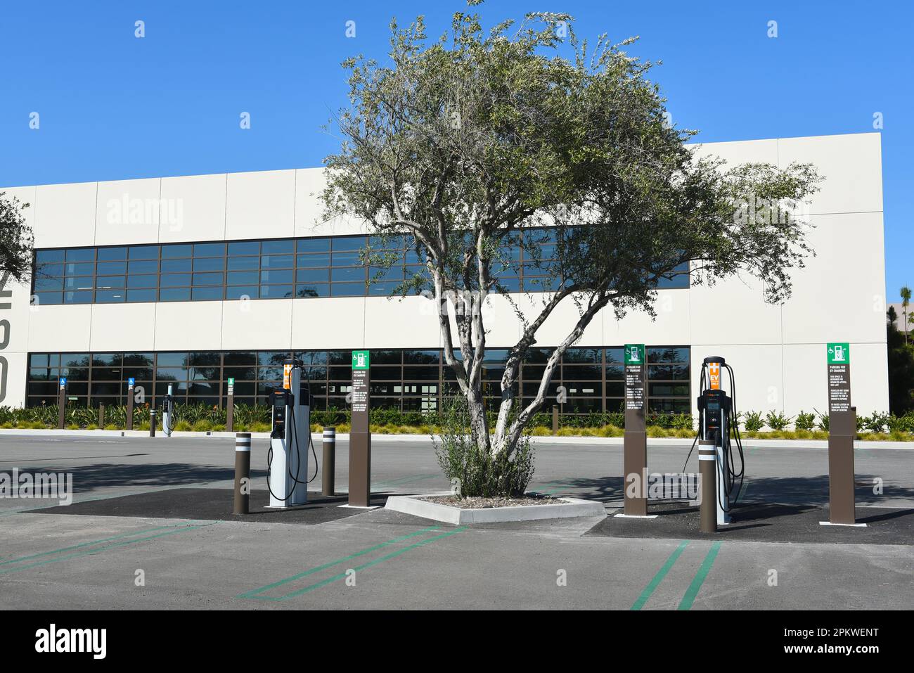 IRVINE, CALIFORNIA - 9 Apr 2023: Stazione di ricarica EV presso l'Innovation Office Park, Un villaggio moderno che offre uffici creativi e un ambiente di lavoro sano d Foto Stock