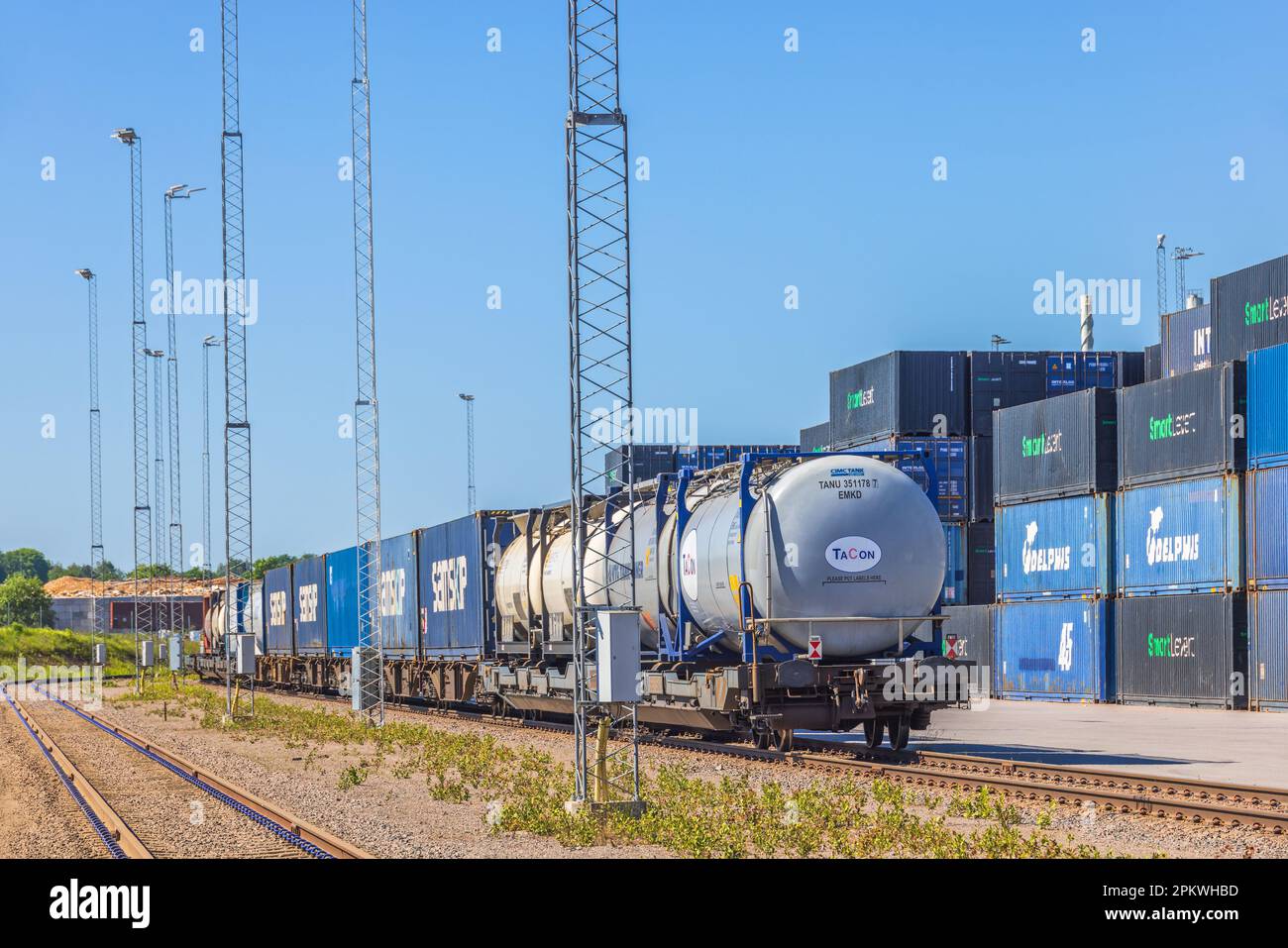 Cantiere ferroviario con carri cisterna e contenitori Foto Stock