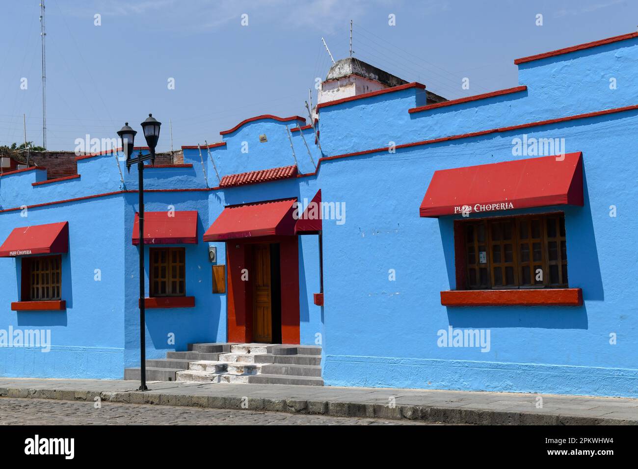 Strada di ciottoli, 5 de Mayo, centro storico della città, Oaxaca de Juarez, Messico Foto Stock