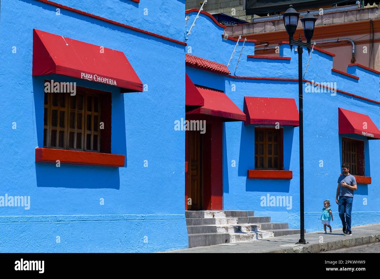 Strada di ciottoli, 5 de Mayo, centro storico della città, Oaxaca de Juarez, Messico Foto Stock