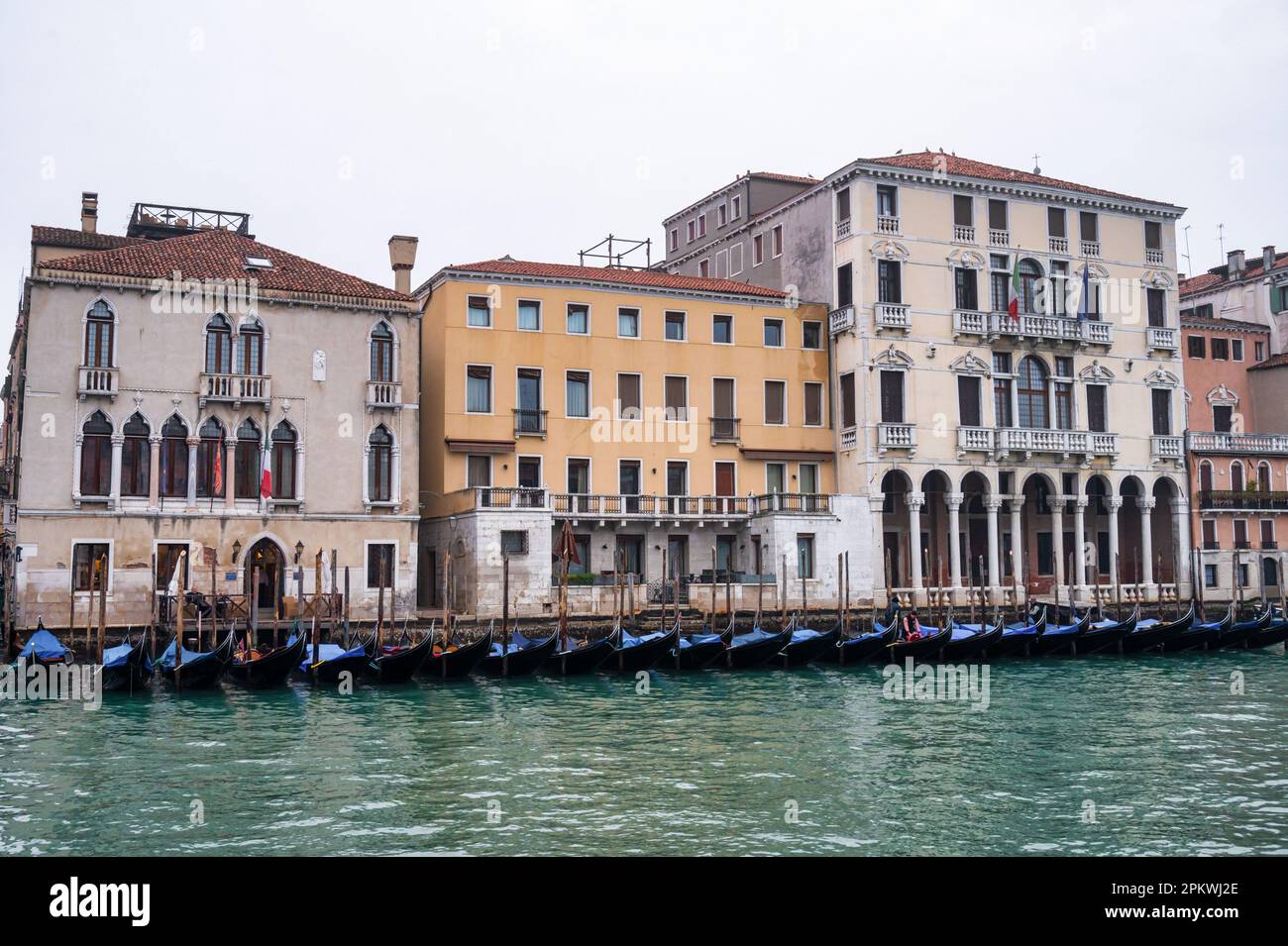 Venezia, Italia - 23 febbraio 2023: Condoles e palazzi veneziani lungo le rive del Canal Grande a Venezia Foto Stock
