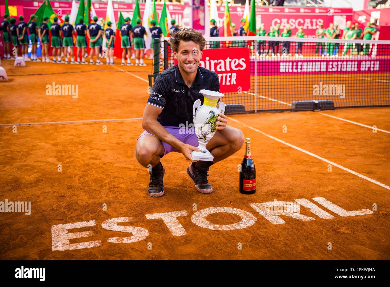 Estoril, Portogallo. 09th Apr, 2023. Casper Ruud di Norvegia detiene il primo posto trofeo del Millennium Estoril Open 2023 - ATP 250 torneo di tennis.(punteggio finale; Casper Ruud 2:0 Miomir Kecmanovic) Credit: SOPA Images Limited/Alamy Live News Foto Stock