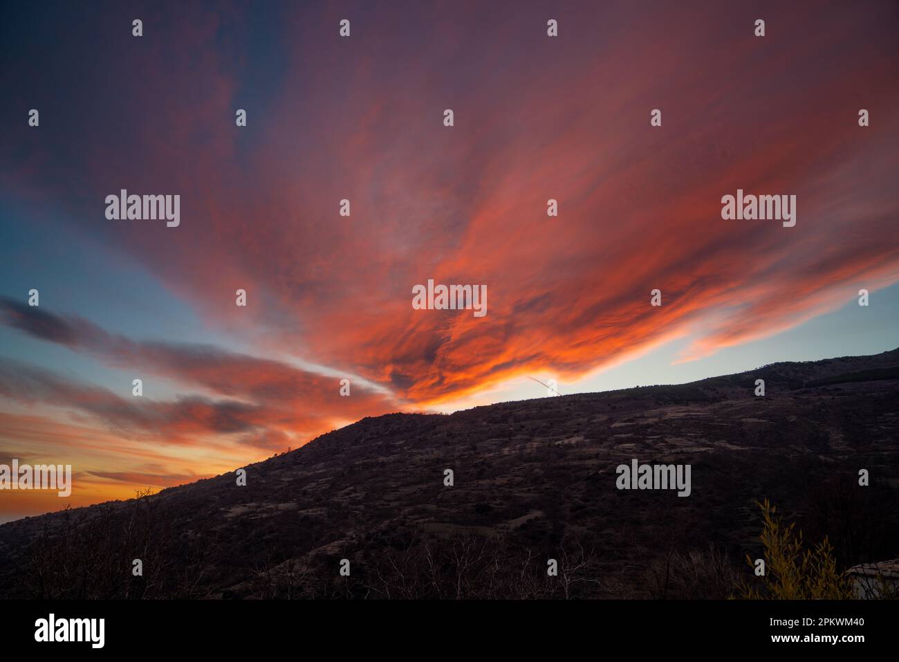 Tramonto sulle montagne che circondano il villaggio di Bubión nel sud della Spagna Foto Stock