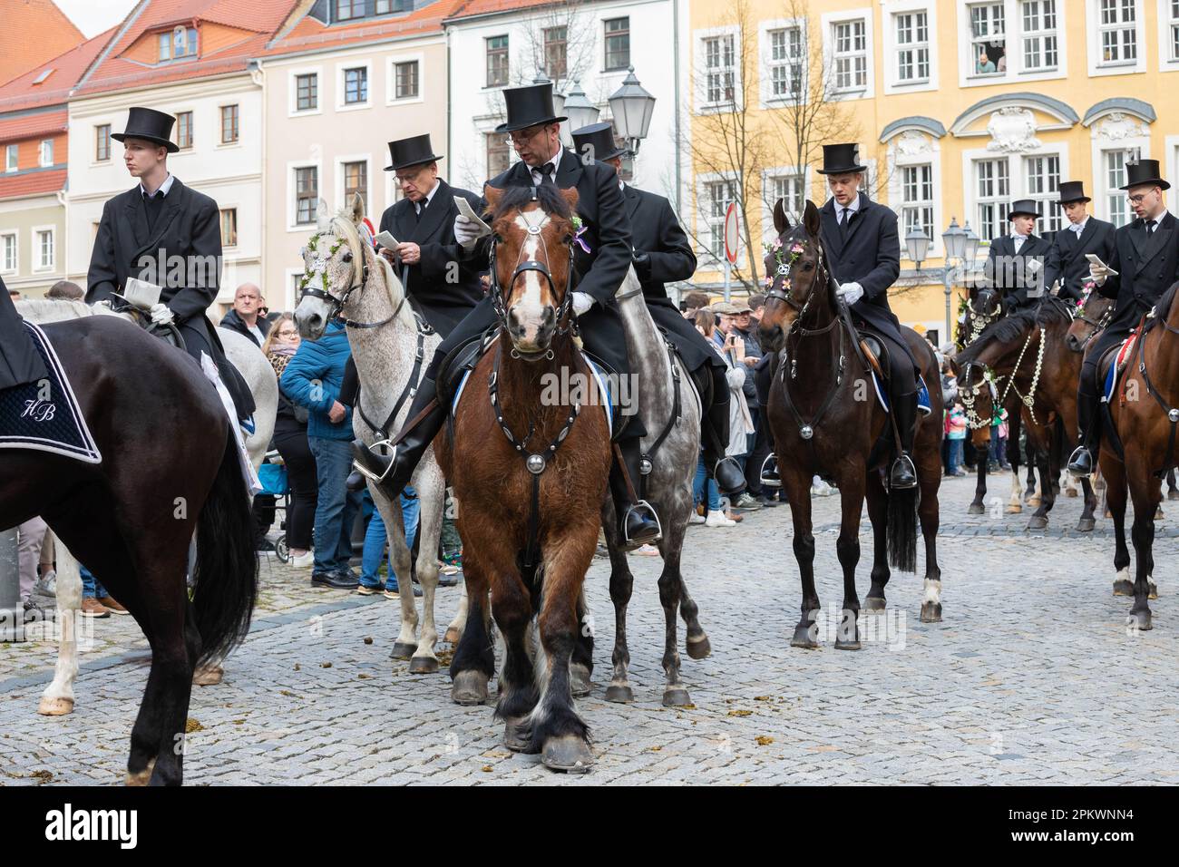 Osterreiter-Prozession Bautzen – Radibor am Ostersonntag.von ihren festlich geschmückten Pferden verkünden sie die Auferstehungsbotschaft mit Lieder u Foto Stock