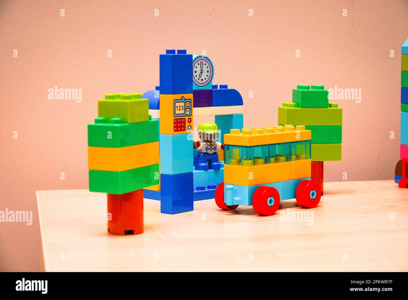Chapaevsk, regione di Samara, Russia - 22 gennaio 2022: LEGO Minifigure del progettista Lego. Giochi educativi. Messa a fuoco selettiva Foto Stock