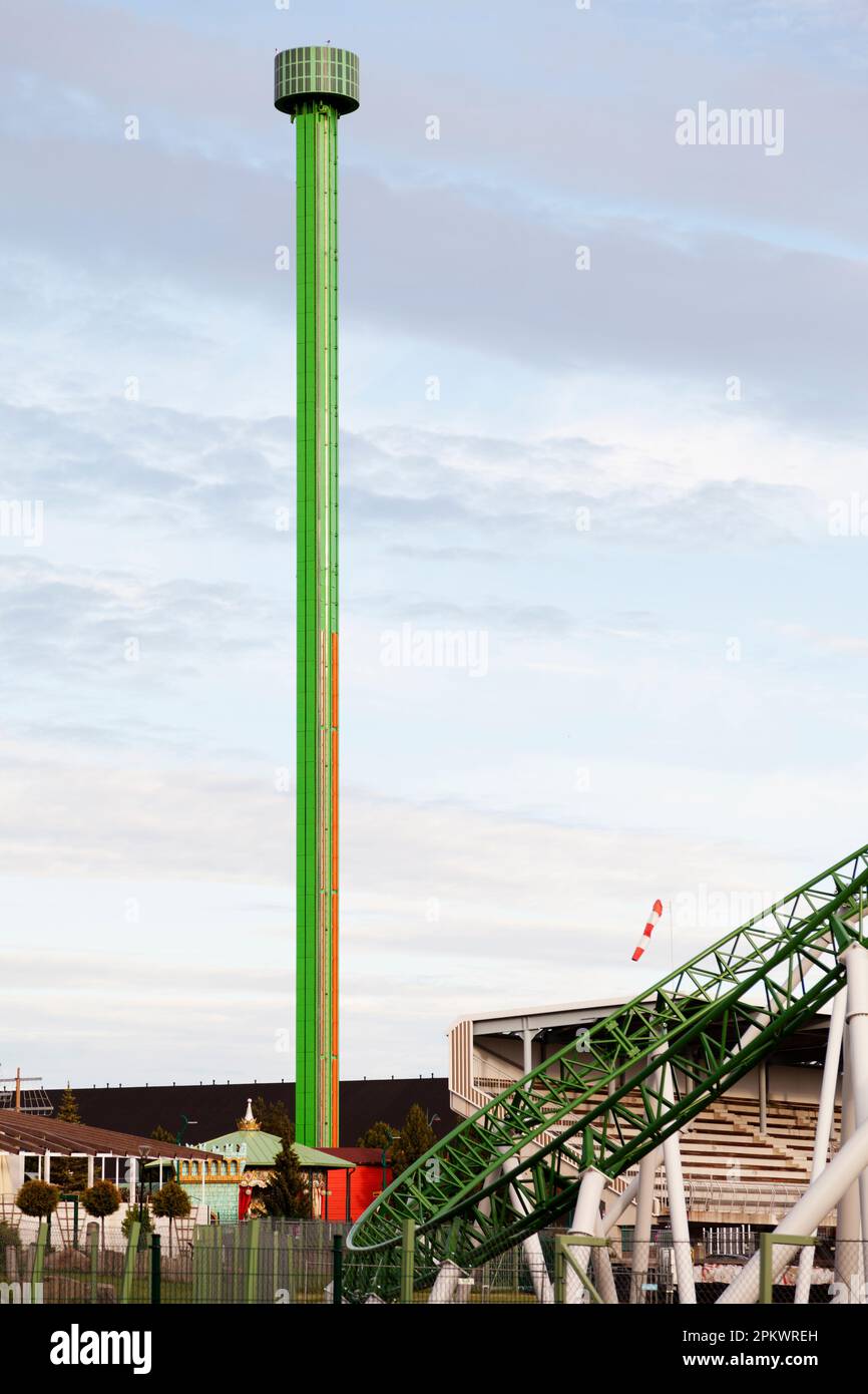 Powerpark, Finlandia - 20 giugno 2022: Una torre verde, caduta libera al parco divertimenti Foto Stock