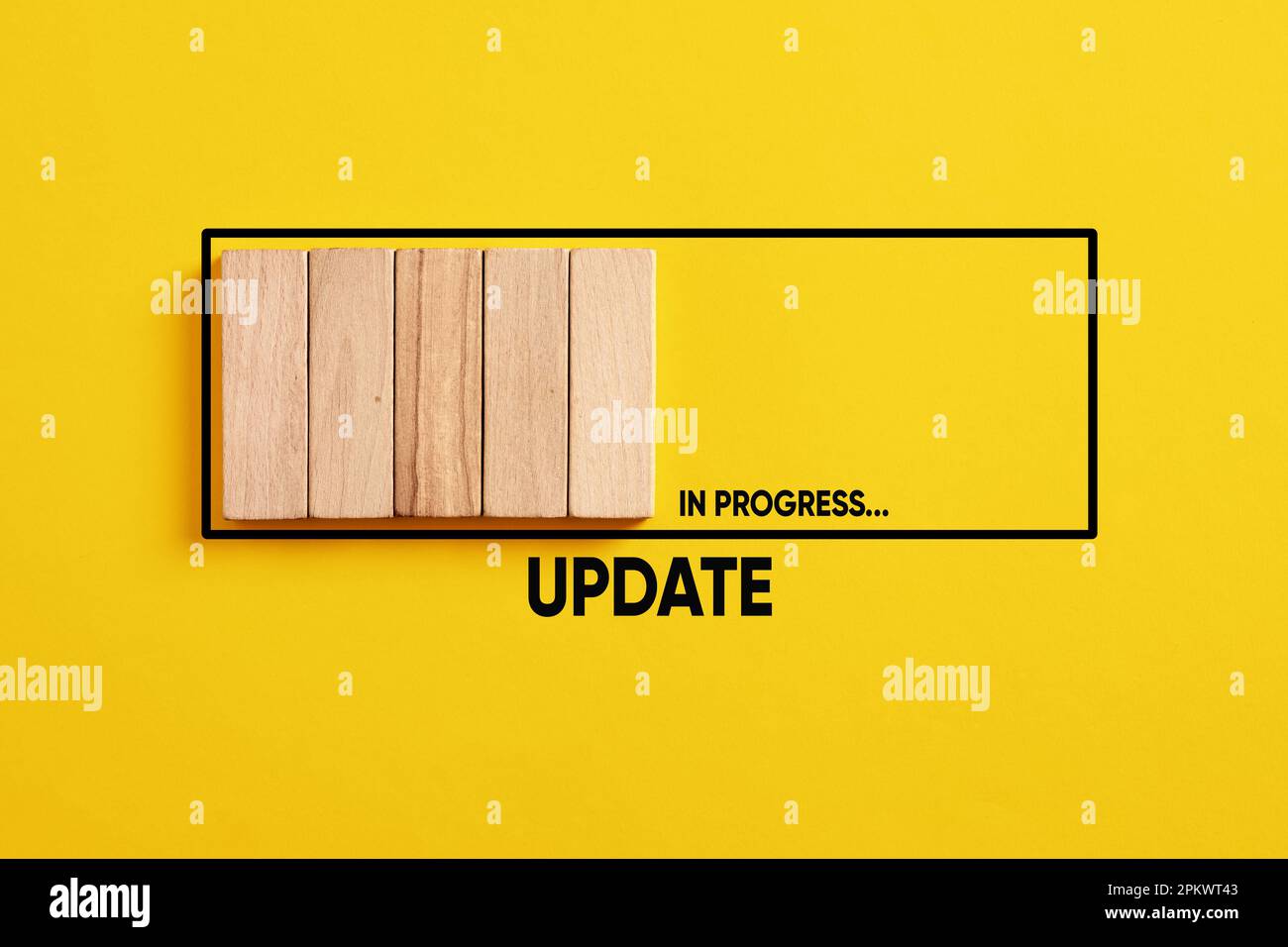 Informazioni sul download e l'installazione di aggiornamenti o sull'aggiornamento della tecnologia. Aggiornamento della barra di avanzamento del caricamento su sfondo giallo. Foto Stock