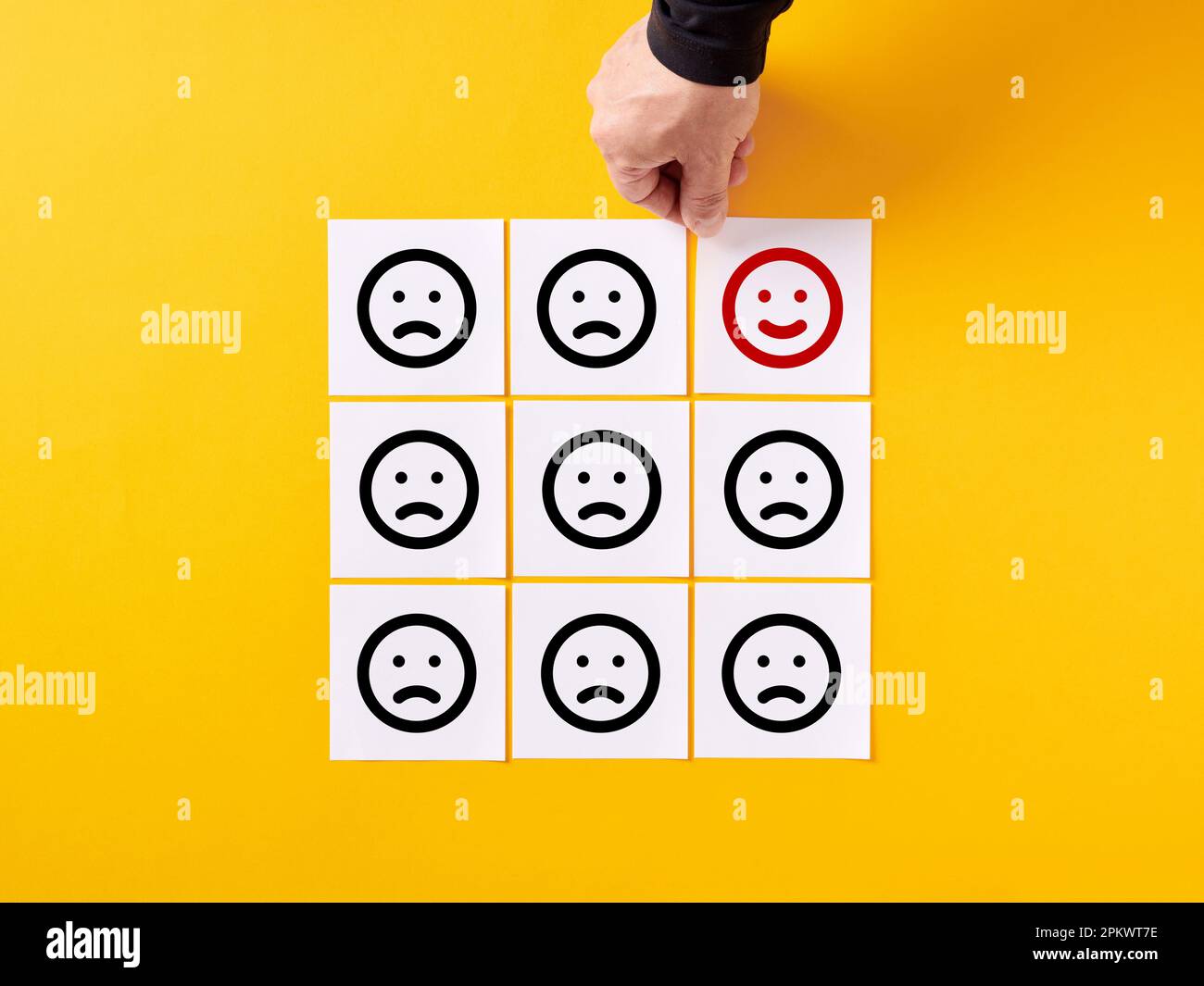 Soddisfazione del cliente. Ottenere una risposta positiva da parte dei clienti. Valutazione del servizio o del prodotto. Un cliente felice. La mano dispone le carte di nota con a felice Foto Stock