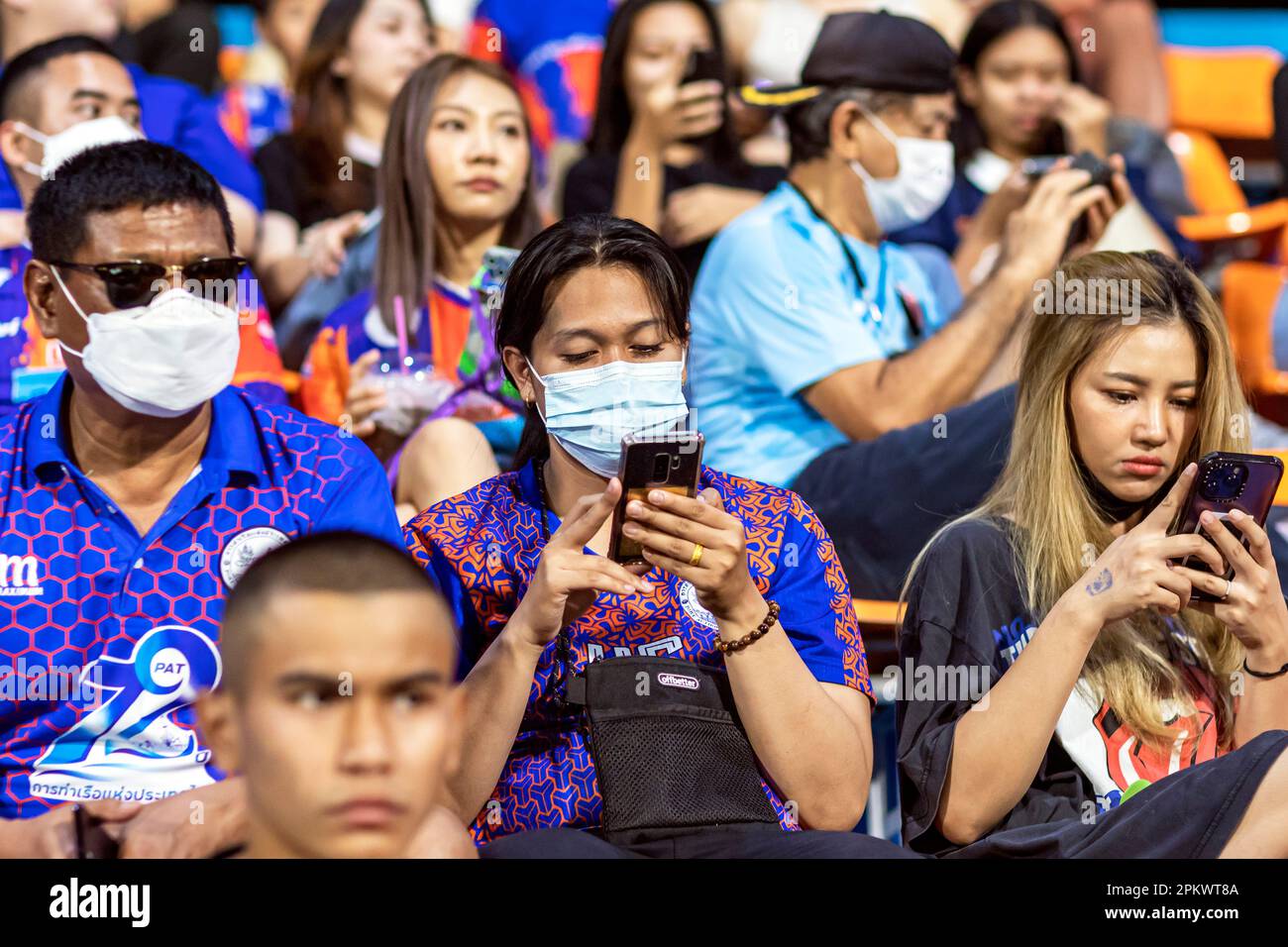 Tifosi e spettatori di Port F.C. alla partita di calcio tailandese allo stadio PAT, Khlong Toey, Bangkok, Thailandia Foto Stock