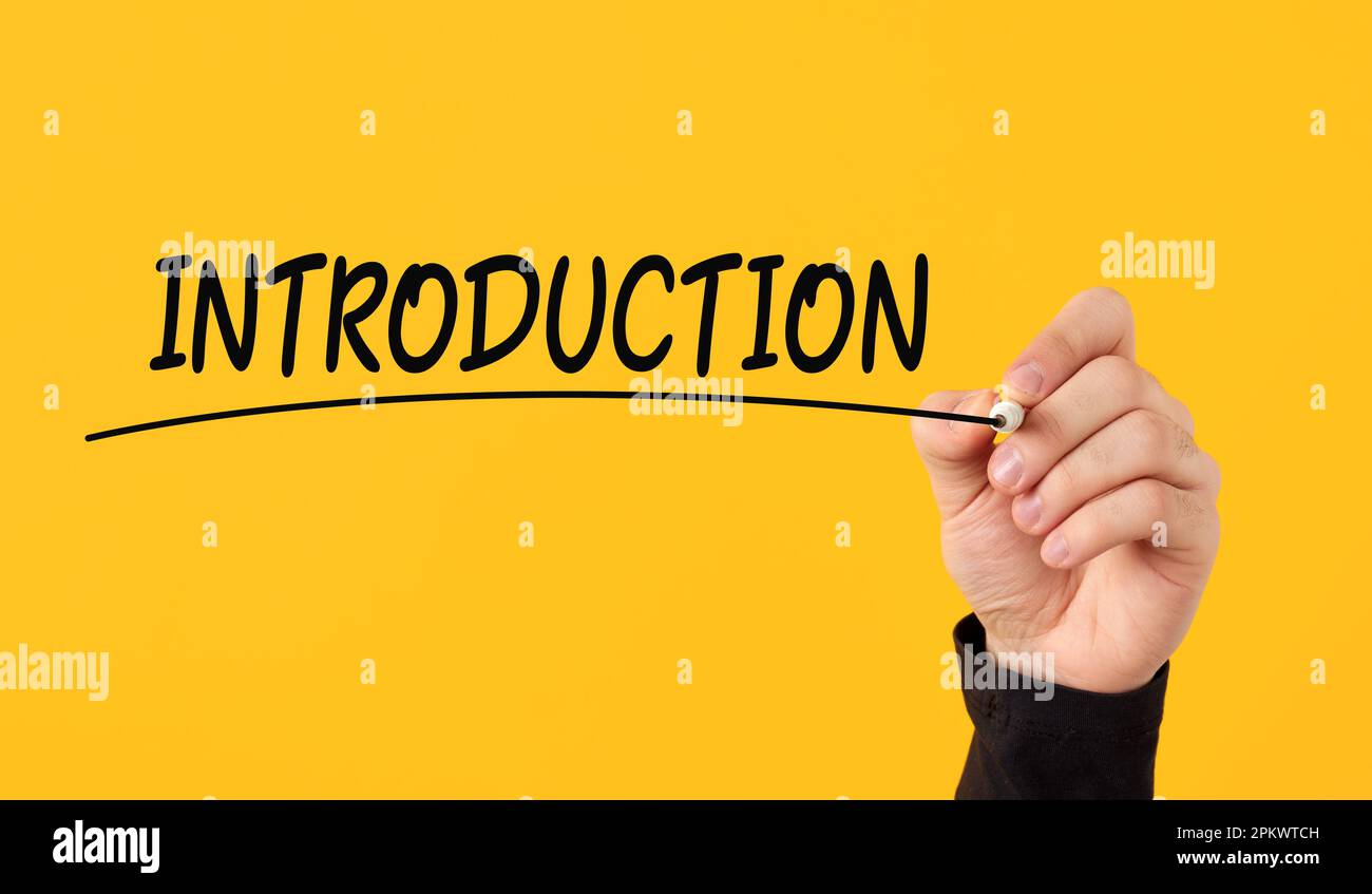 Presentazione introduttiva. La mano maschile disegna una linea sotto l'introduzione scritta a mano su sfondo giallo. Foto Stock