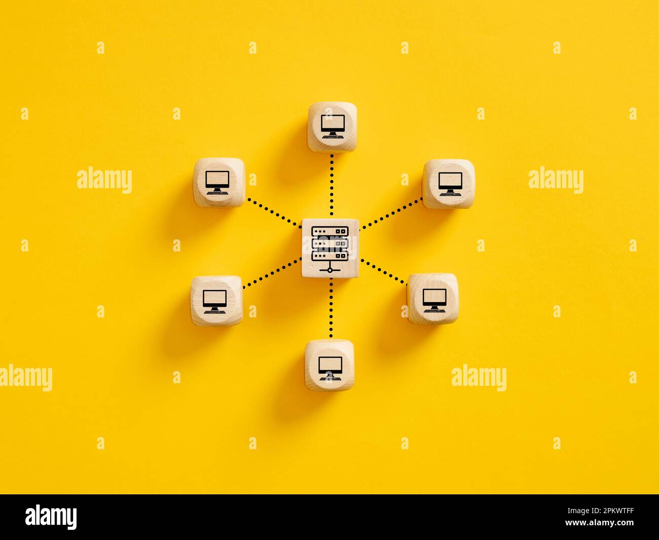 Connessione client server o data center. Tecnologie informatiche. Cubi di legno con icone server e monitor pc collegati tra loro con linee. Foto Stock