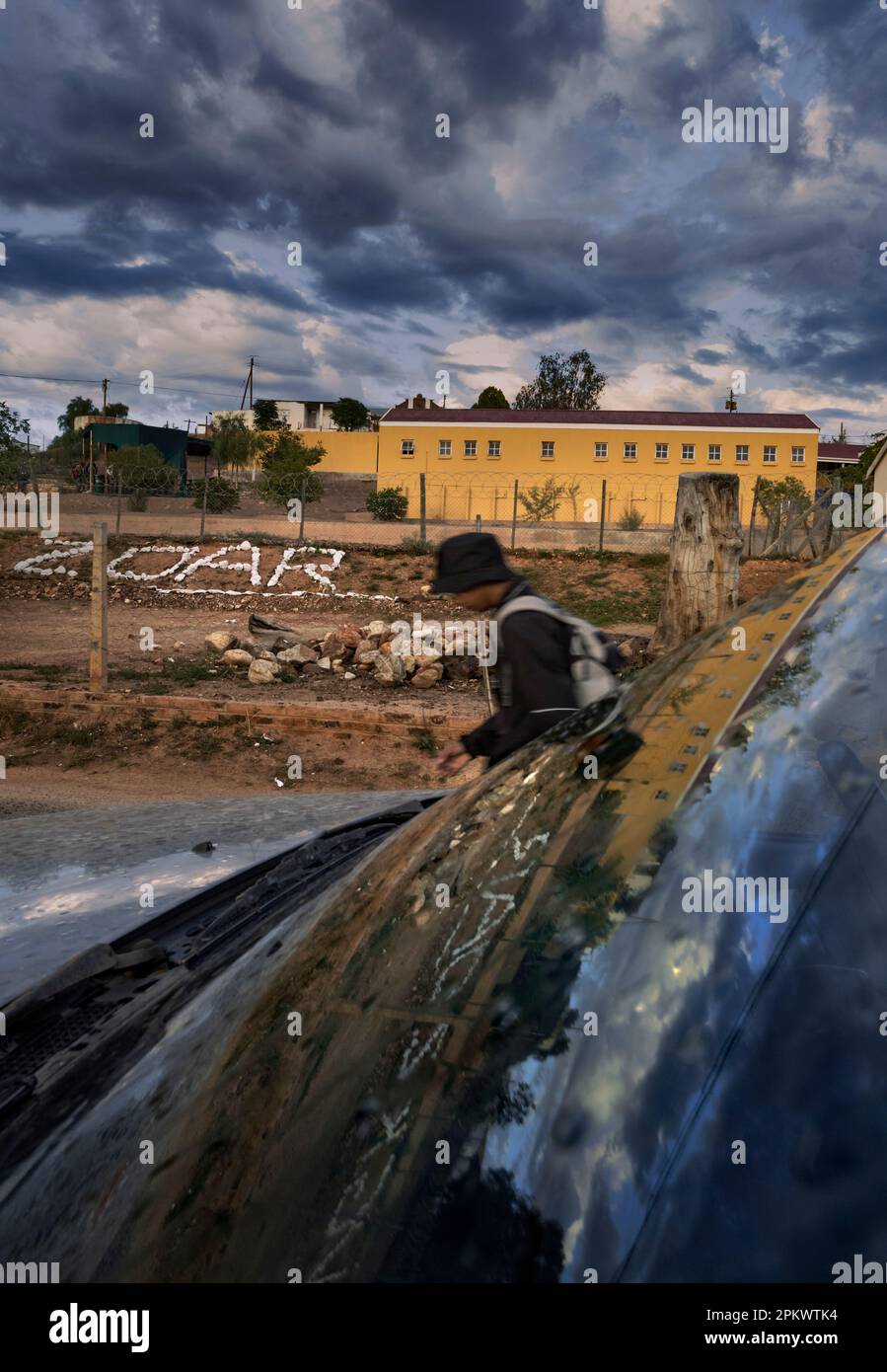 Uno studioso cammina a scuola a Zoar. Foto Stock