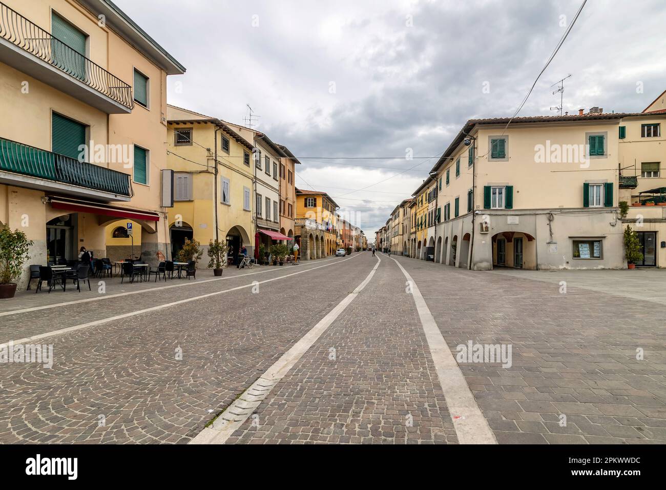 Il centralissimo corso Giacomo Matteotti in un momento di tranquillità, Cascina, Pisa, Italia Foto Stock