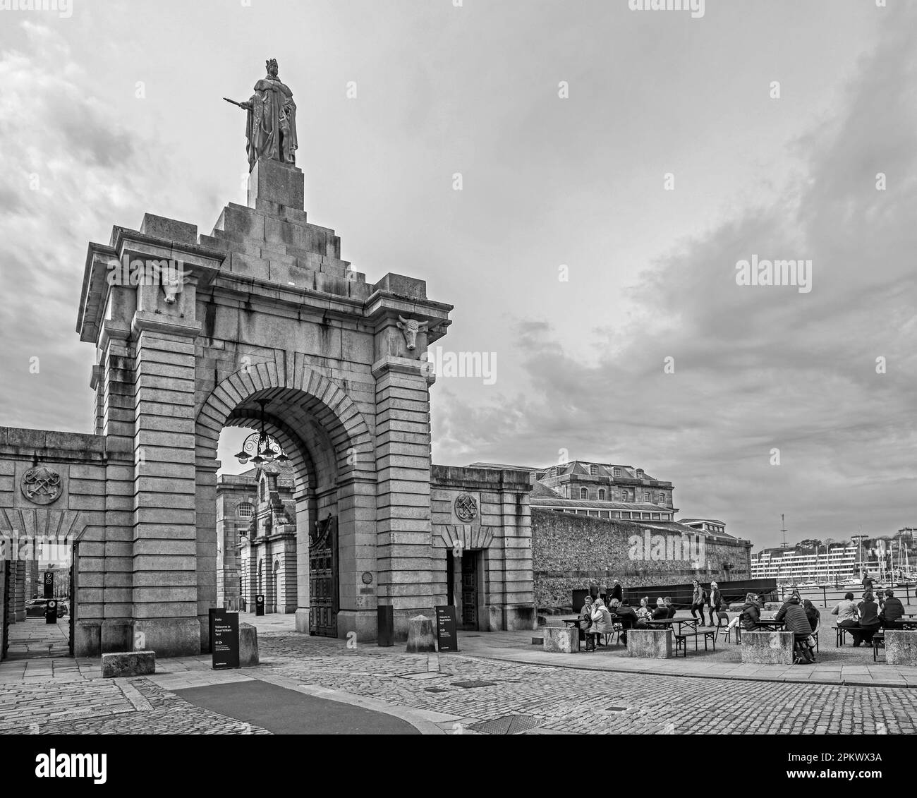 L'imponente porta principale del Royal William Yard a Stonehouse Plymouth. Un edificio storico protetto; Una statua di Re Guglielmo IV SORGE SOPRA IL Foto Stock