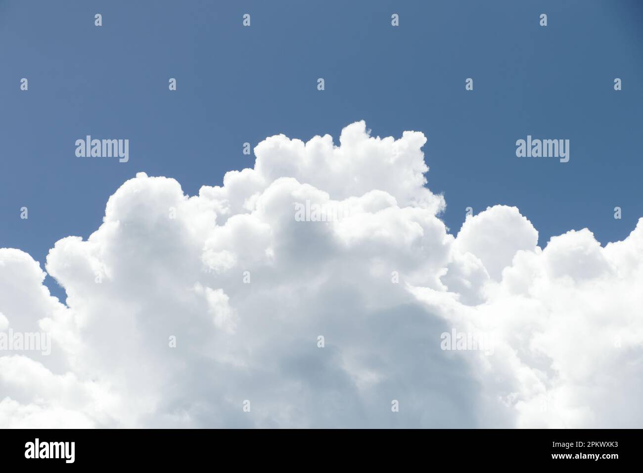 Die Wolkenfamilien mit hellblauen Himmel Foto Stock