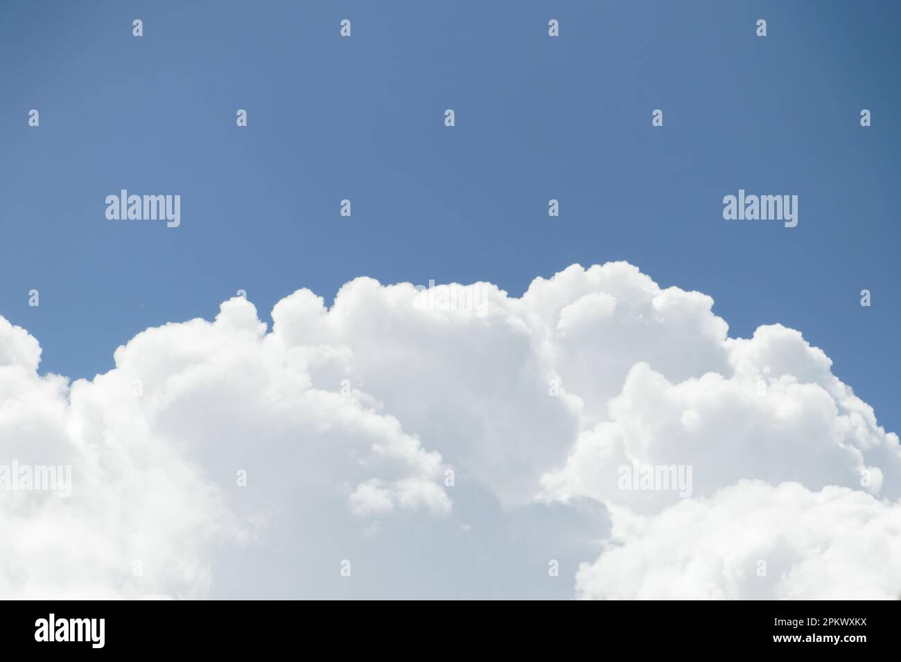 Die Wolkenfamilien mit hellblauen Himmel Foto Stock