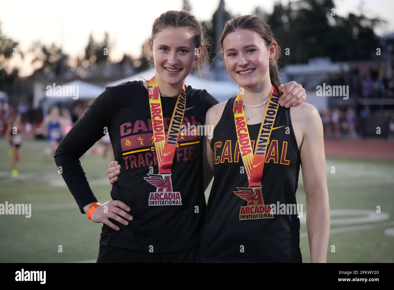 HANA Moll (a destra) e la gemella Amanda Moll di Capital (Washington) posano dopo aver piazzato il primo e il secondo posto nel caveau delle ragazze in un record della federazione nazionale di 15-0 (4,57 m) e 13-3 (4,03 m) durante l'incontro della scuola superiore Arcadia Invitational, sabato 8 aprile 2023, ad Arcadia, calib. Foto Stock
