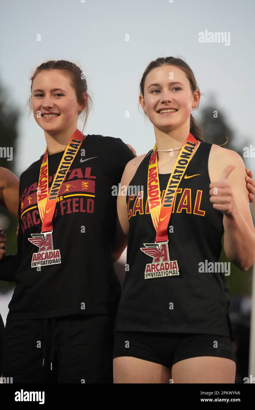 HANA Moll (a destra) e la gemella Amanda Moll di Capital (Washington) posano dopo aver piazzato il primo e il secondo posto nel caveau delle ragazze in un record della federazione nazionale di 15-0 (4,57 m) e 13-3 (4,03 m) durante l'incontro della scuola superiore Arcadia Invitational, sabato 8 aprile 2023, ad Arcadia, calib. Foto Stock