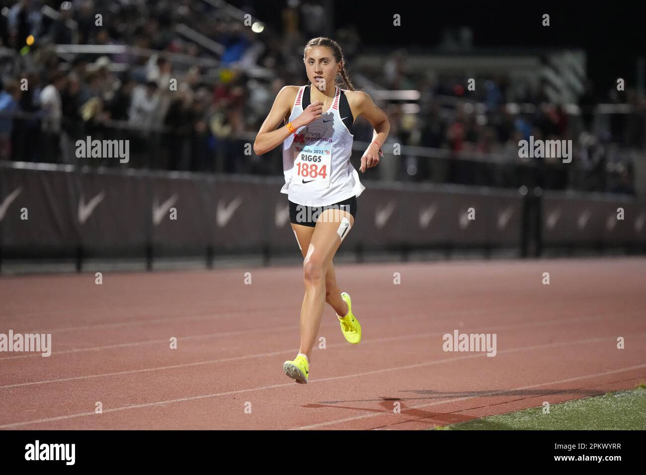 Irene Riggs di Morgantown (WV) vince l'invito per le ragazze di 3.200 m alle 9:52,66, durante l'incontro di Arcadia Invitational, sabato 8 aprile 2023, ad Arcadia, calib. Foto Stock