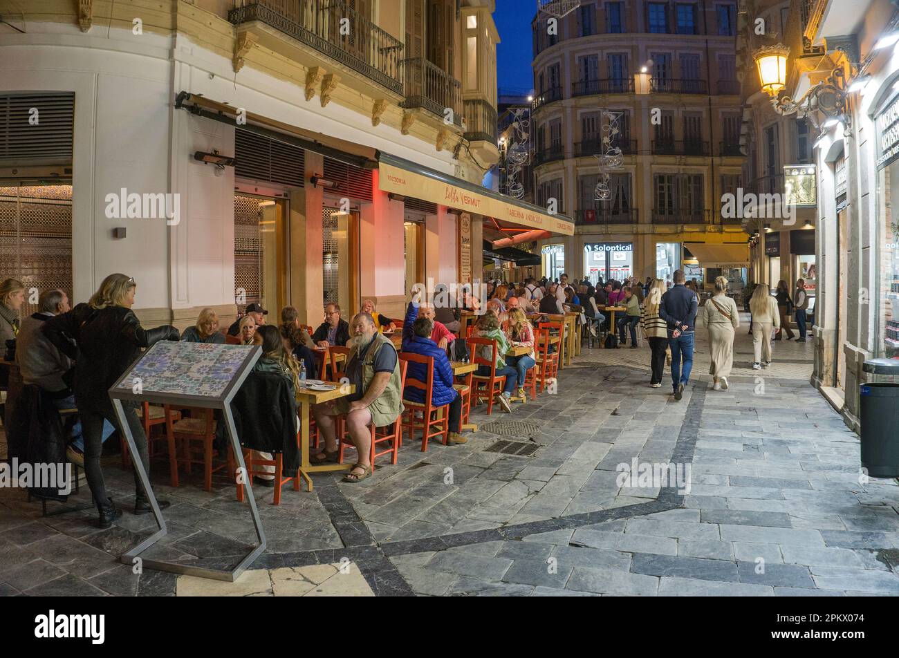 Vita notturna nel centro storico di Malaga, Andalusia, Costa del Sol, Spagna, Europa Foto Stock