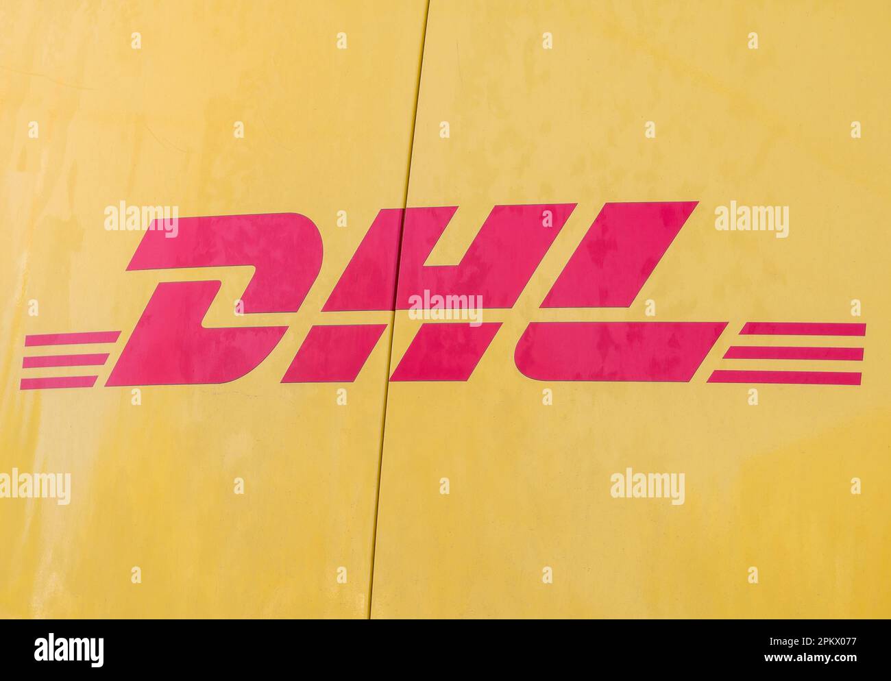 Bucarest, Romania - Marzo 2023: DHL International Courier van nel traffico per le strade di Bucarest. Foto Stock
