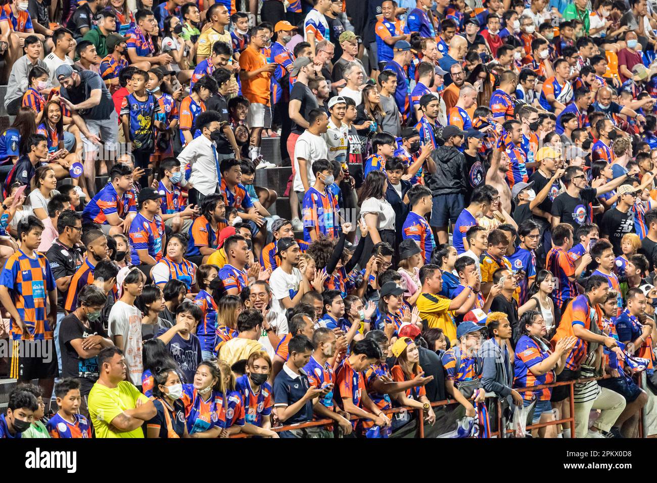 Tifosi e spettatori di Port F.C. alla partita di calcio tailandese allo stadio PAT, Khlong Toey, Bangkok, Thailandia Foto Stock