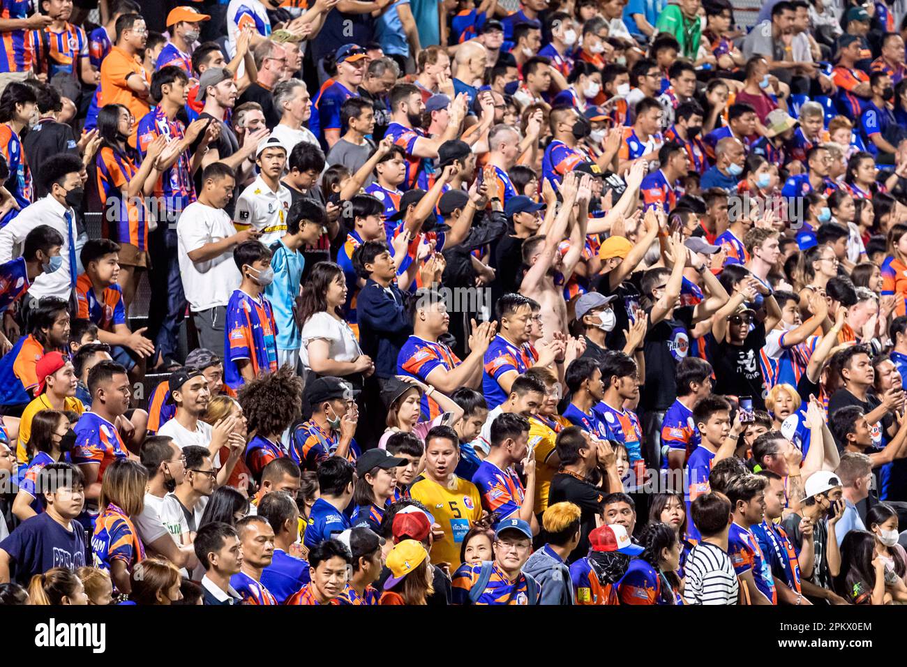 Tifosi e spettatori di Port F.C. alla partita di calcio tailandese allo stadio PAT, Khlong Toey, Bangkok, Thailandia Foto Stock