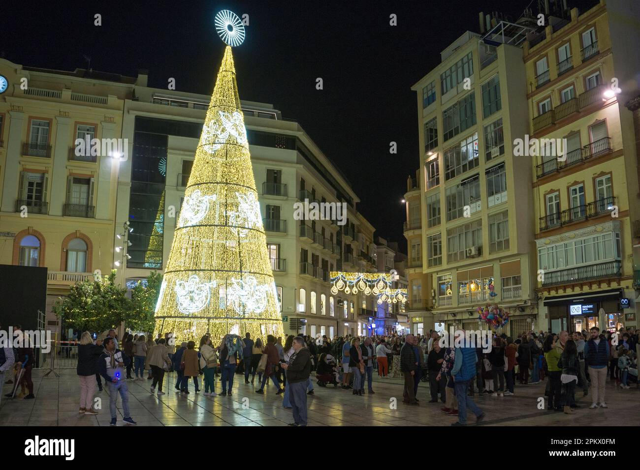 Luci di Natale a Plaza de la Constitucionin, vicino a Calle Marques de Larios, Malaga, Andalusia, Costa del Sol, Spagna, Europa Foto Stock