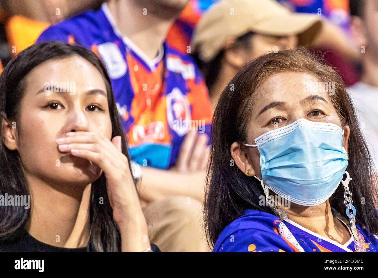 Tifosi e spettatori di Port F.C. alla partita di calcio tailandese allo stadio PAT, Khlong Toey, Bangkok, Thailandia Foto Stock