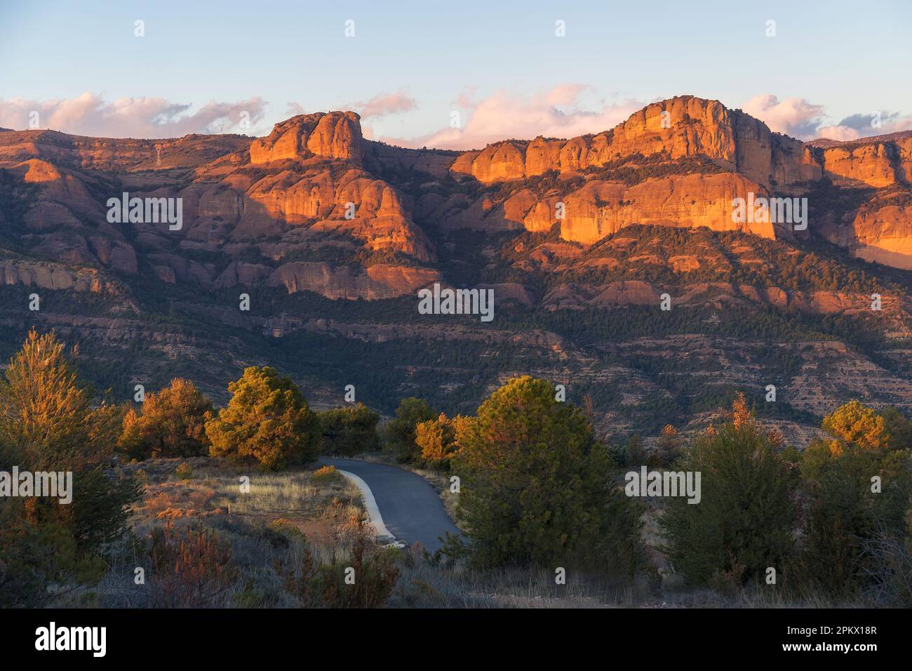 Catena montuosa Rocs de Queralt al tramonto a Pallars Jussa, Catalogna Foto Stock