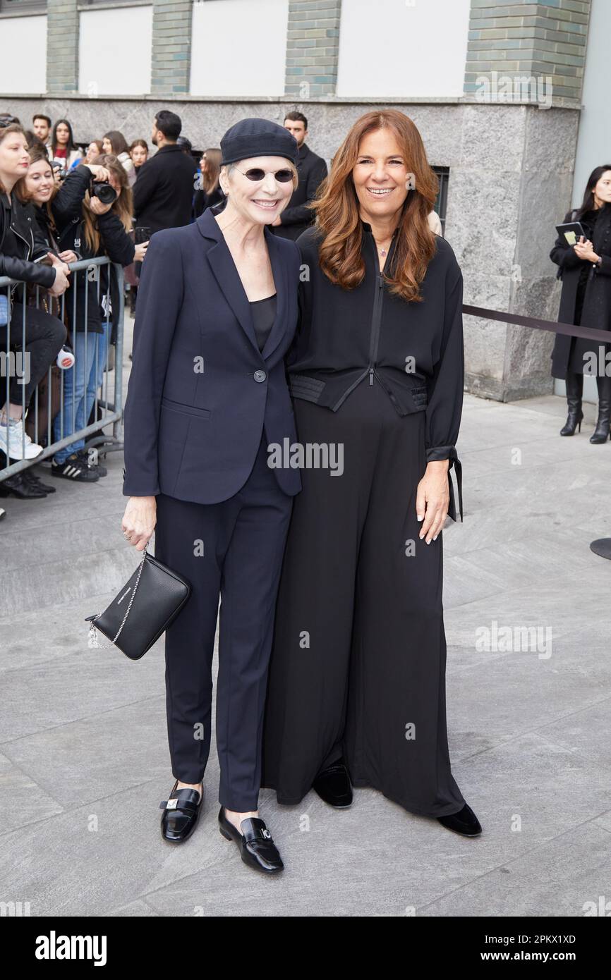 MILANO, ITALIA - 23 FEBBRAIO 2023: Roberta Aramni con ospite prima della sfilata di moda Emporio Armani, Milano Fashion Week Street Style Foto Stock