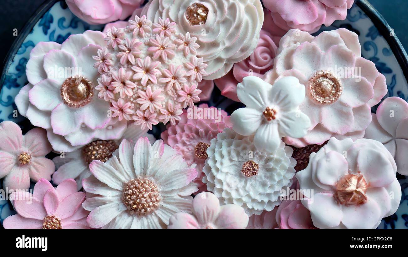 Primo piano dessert tailandese vari fiori a forma di tonalità rosa pastello, sapore di latte di cocco, Sam Pan Nee tradizionale spuntino tailandese artigianale, Royal Famous Foto Stock