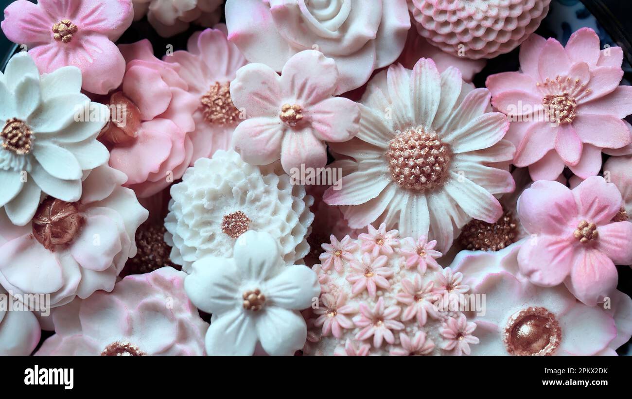 Primo piano dessert tailandese vari fiori a forma di tonalità rosa pastello, sapore di latte di cocco, Sam Pan Nee tradizionale spuntino tailandese artigianale, Royal Famous Foto Stock