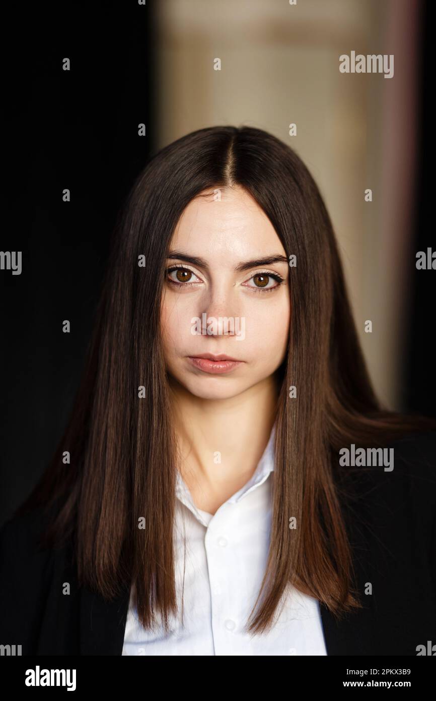 un'attrice in camicia bianca e vestito nero nella sala prove del teatro Foto Stock
