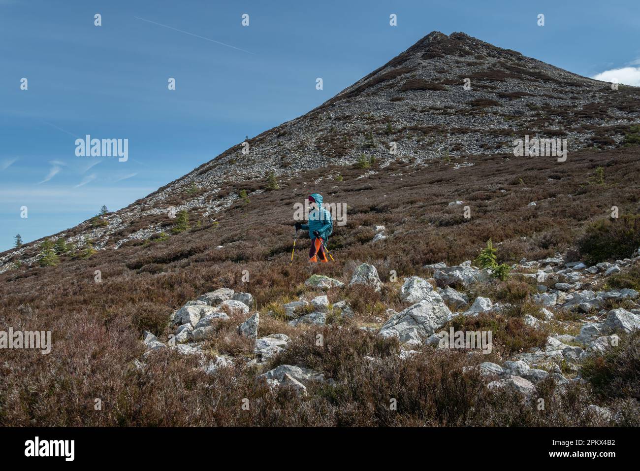 Donna escursionista che scende dalla montagna Foto Stock