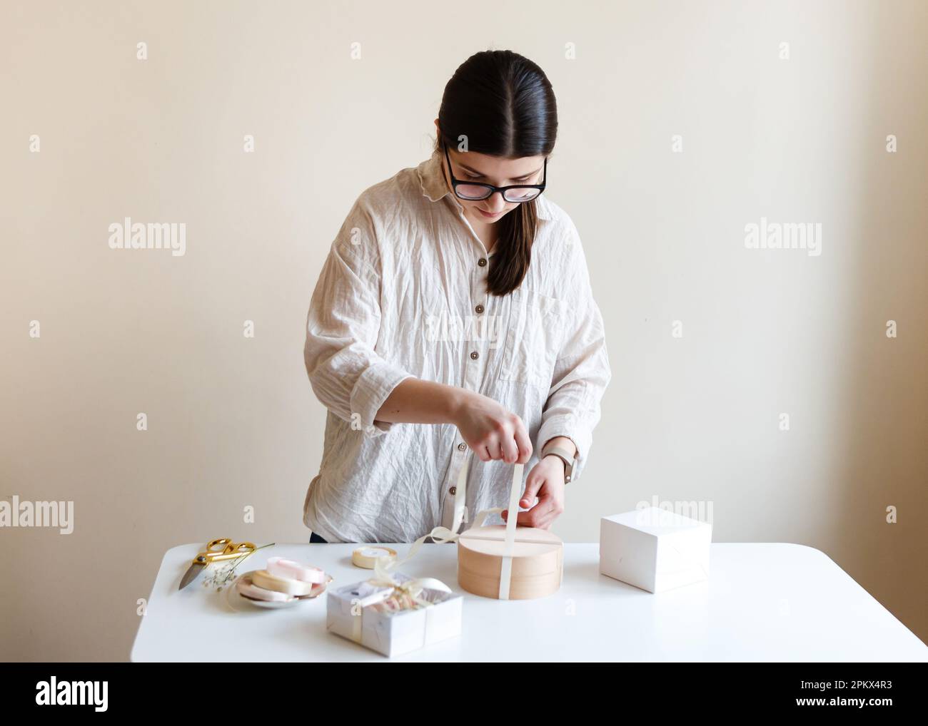 l'imprenditore femminile confezionerà i suoi dolci in confezioni per i clienti Foto Stock