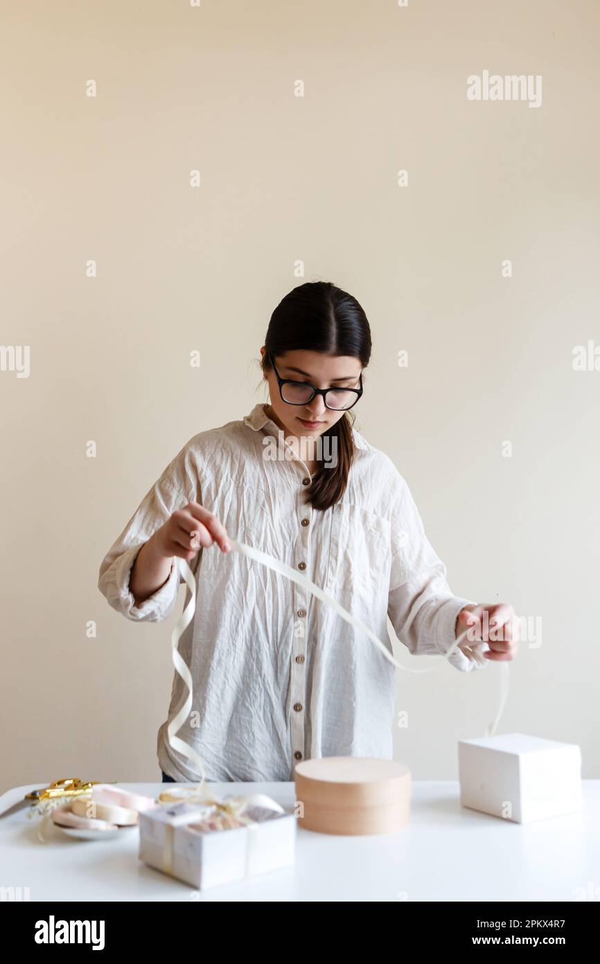 l'imprenditore femminile confezionerà i suoi dolci in confezioni per i clienti Foto Stock