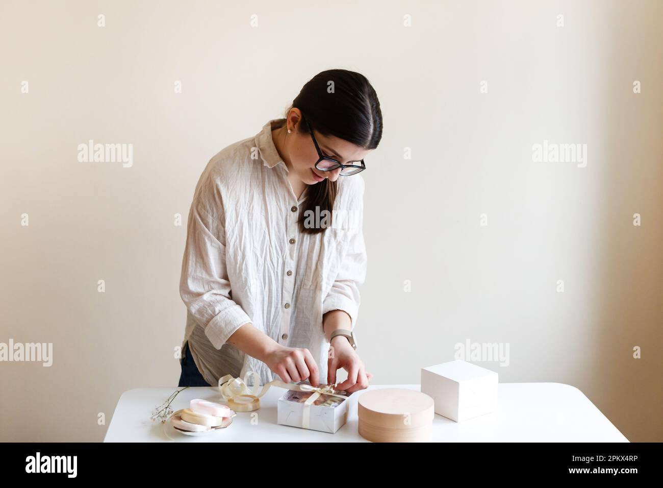 l'imprenditore femminile confezionerà i suoi dolci in confezioni per i clienti Foto Stock