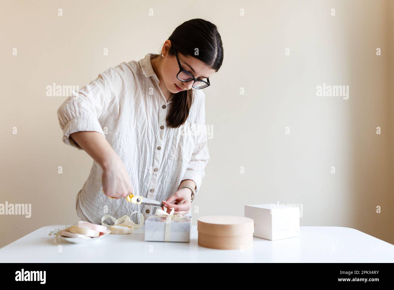 l'imprenditore femminile confezionerà i suoi dolci in confezioni per i clienti Foto Stock