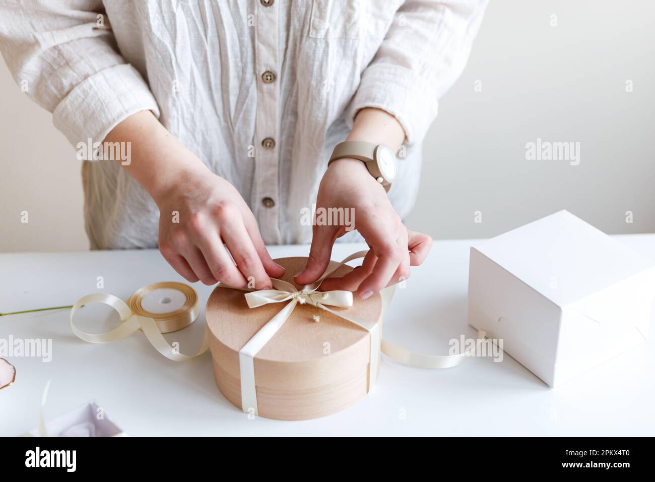 l'imprenditore femminile confezionerà i suoi dolci in confezioni per i clienti Foto Stock