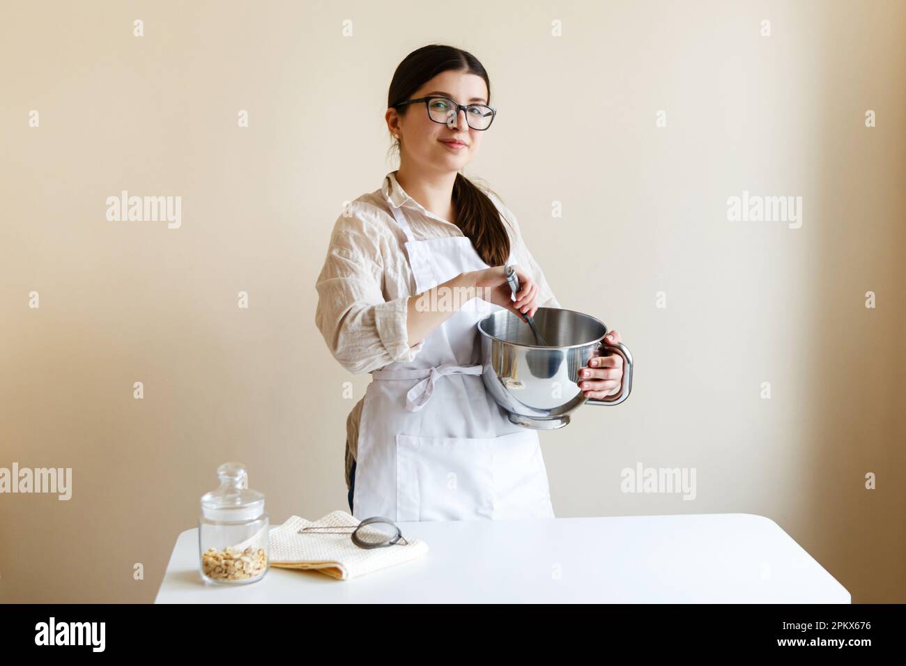 ragazza confettatore imprenditore in cucina durante la cottura Foto Stock
