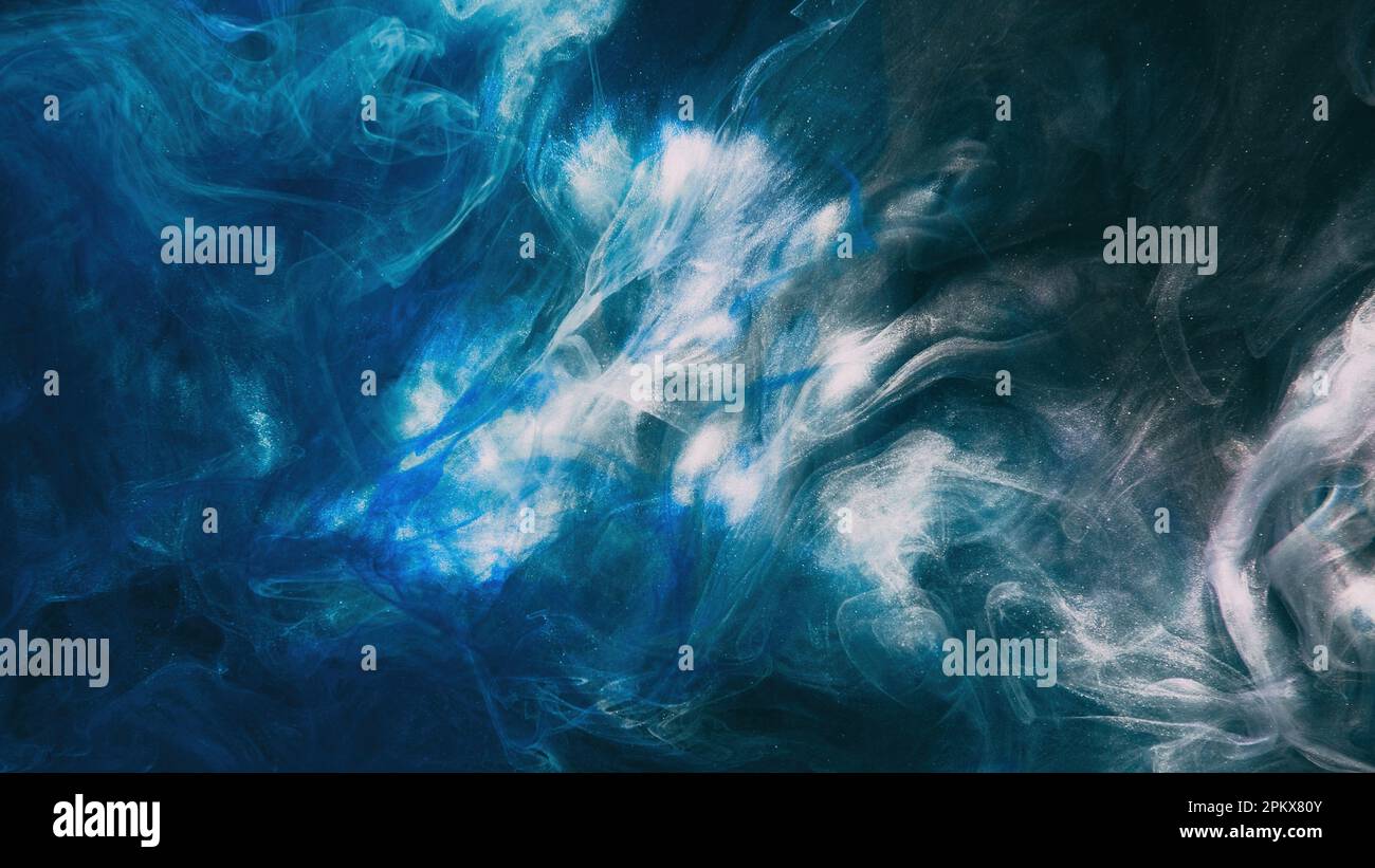 Glitter nebbia vernice spruzzi d'acqua blu fumo lucido Foto Stock