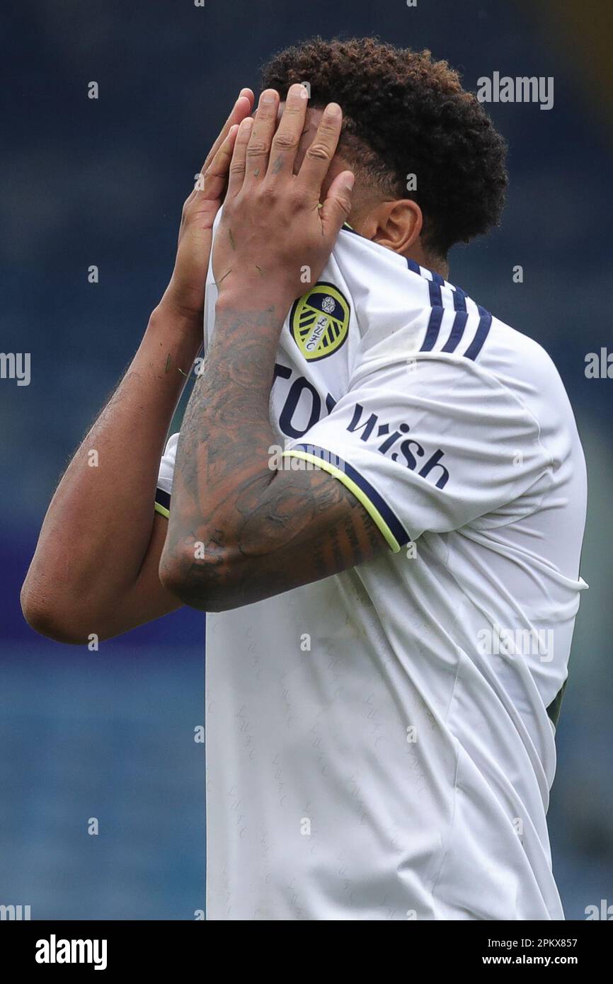 Un sconsolato Weston McKennie #28 di Leeds United copre il suo volto a tempo pieno dopo la partita della Premier League Leeds United vs Crystal Palace a Elland Road, Leeds, Regno Unito, 9th aprile 2023 (Foto di James Heaton/News Images) Foto Stock